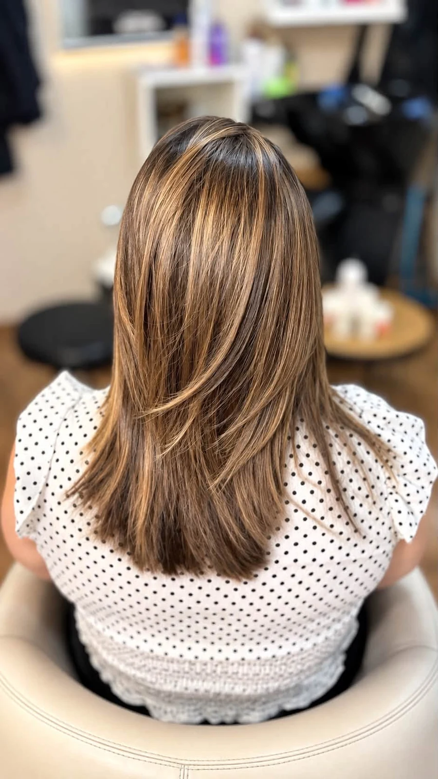 Rétegesen formázott, meleg tónusú haj a Natuska Hair nyilvános galériájából
